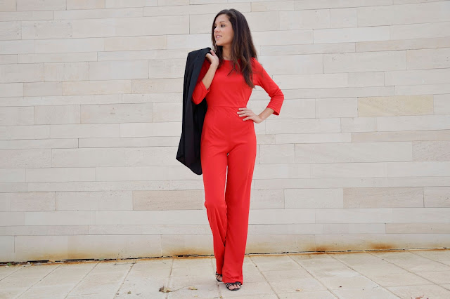 red-jumpsuit-outfit-look-blazer-combinar-mono-rojo-trends-gallery