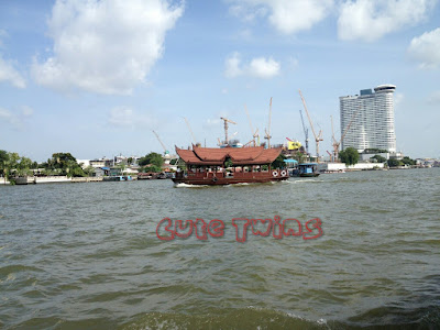 keseruan naik perahu turis mengarungi sungai Chao Phraya