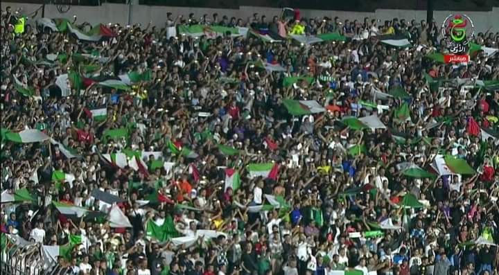 الجمهور الجزائري أثناء اللقاء