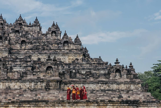 Đối lập với màn đêm huyền bí ở Prambanan là khung cảnh bình minh thơ mộng ở Borobudur - ngôi đền Phật giáo lớn nhất thế giới. Hành trình leo 100 bậc thang dốc đứng để lên tới đỉnh đền khi mặt trời chưa ló rạng, cùng chi phí khoảng 450.000 Rupiah (hơn 700.000 đồng), sẽ được đền đáp xứng đáng khi bạn đứng giữa những bức phù điêu cổ kính, tôn nghiêm, lấp lánh nắng vàng.