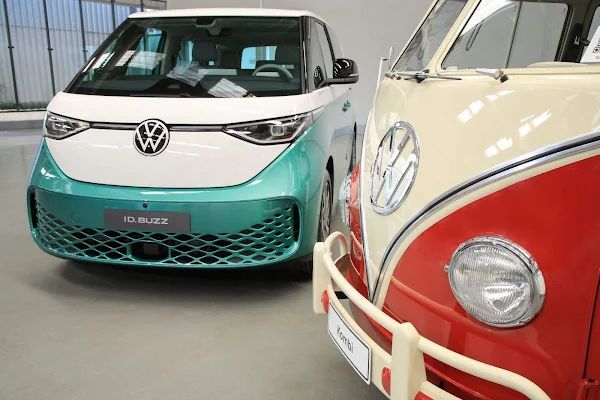 ID.Buzz encontra Kombi Corujinha na fábrica da VW em SP