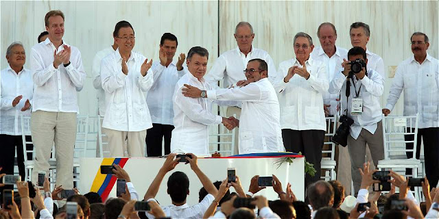 Lenguaje corporal Santos firma de acuerdo en Cartagena