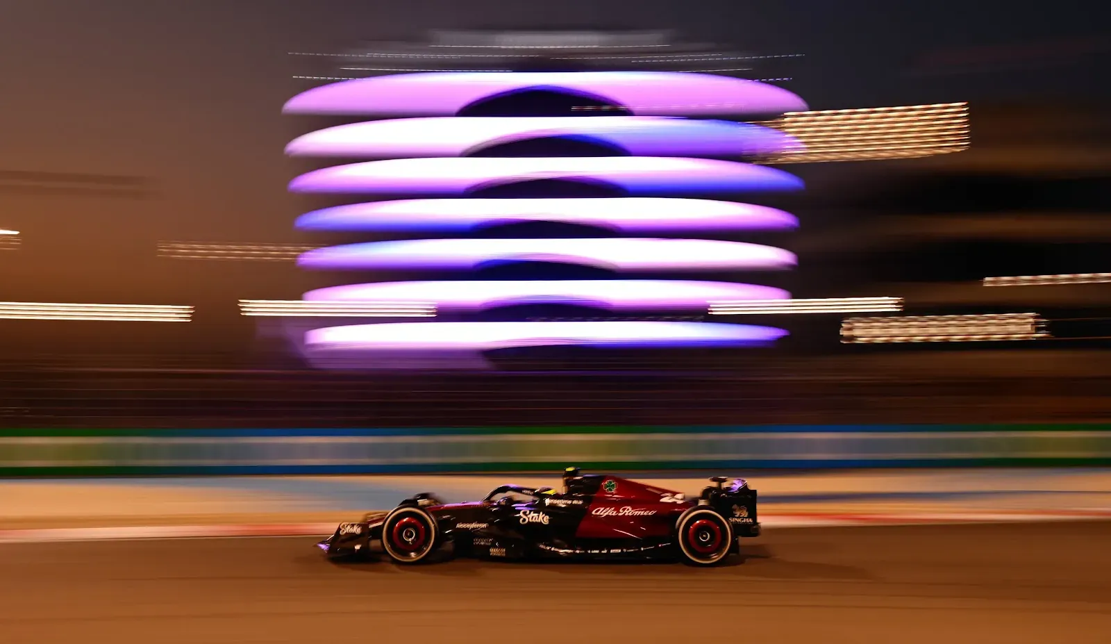 Guanyu Zhou con l'Alfa Romeo nella seconda giornata di test in Bahrain 2023