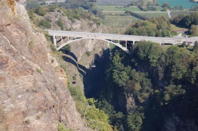 [Image: hanging_jacuzzi_from_swiss_gueuroz_bridge_29.jpg]