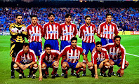 CLUB ATLÉTICO DE MADRID - Madrid, España - Temporada 1995-96 - Molina, Vizcaíno, Caminero, Roberto Fresnedoso, Geli y Penev; Pantic, Santi, Solozábal, Toni y Kiko - F. C. BARCELONA 1 (Jordi Cruyff), ATLÉTICO DE MADRID 3 (Roberto Fresnedoso, Vizcaíno y Biagini) - 20/04/1996 - Liga de 1ª División, jornada 37 - Barcelona, Nou Camp