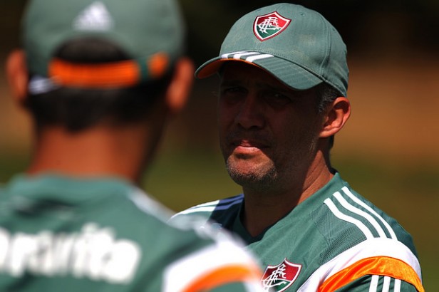 Técnico tricolor explica teste feito em treino e elogia Gustavo Scarpa