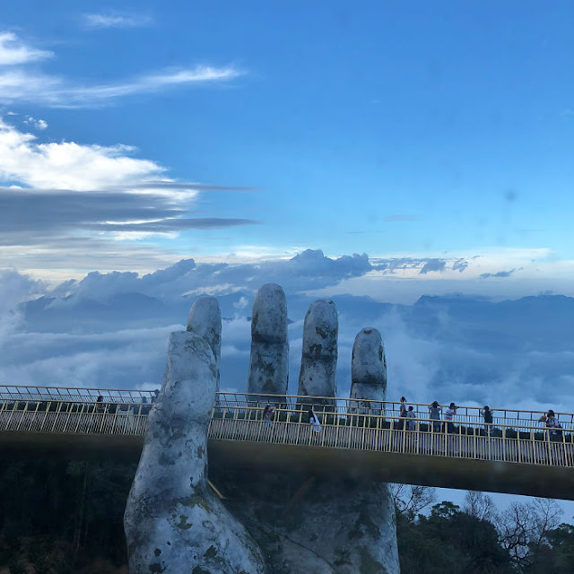 manos-gigantes-sostienen-el-puente-dorado-de-Da-Nang-en-Vietnam