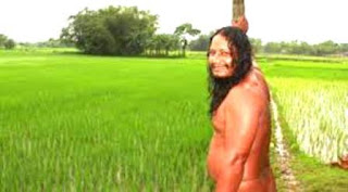 berpose di pelataran sawah