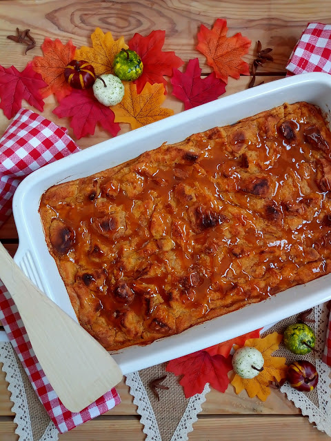 Pumpkin bread pudding. Pudin de pan y calabaza. Receta típica de Acción de Gracias. Receta de aprovechamiento, reciclaje, con horno, especias, calabaza, postre típico americano. Thanksgiving day. Cuca