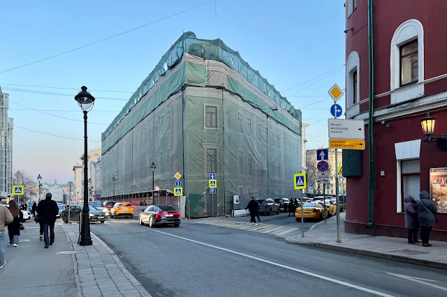 Большая Никитская улица, Малый Кисловский переулок, строящийся жилой комплекс – бывший Дом купца Булошникова