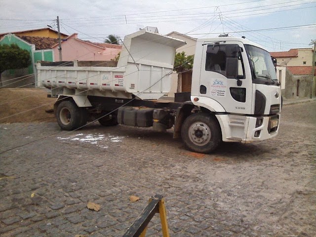 Caçamba em serviço se choca contra os fios de alta tensão em Marcelino Vieira-RN