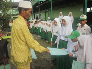 Penyerahan Piagam Penghargaan Kepada Utusan Lomba MILAD MTs Muhammadiyah 5 Banjarmasin