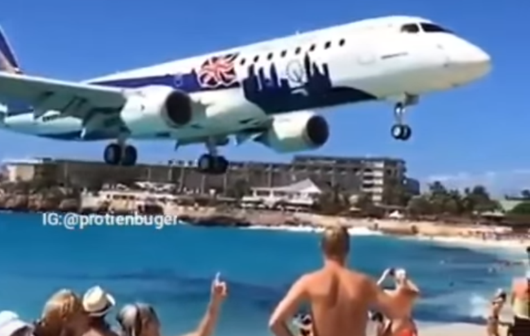FLIGHT SHOCKED PEOPLE AT BEACH