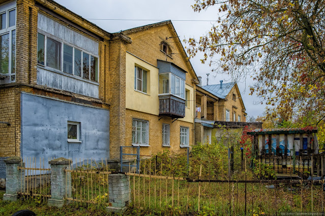 Старое кирпичное здание с лоджиями