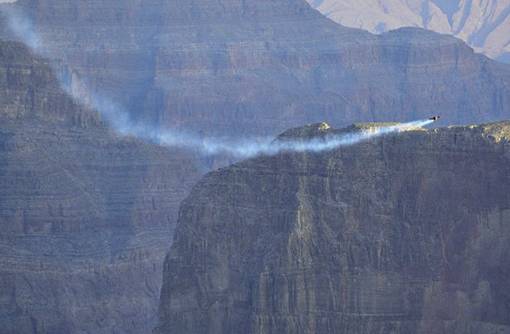 Benar-Benar Terbang Seperti Burung.  Yves Rossy si 'JetMan' Terbang Selama 8 Menit di Atas Bukit Grand Canyon