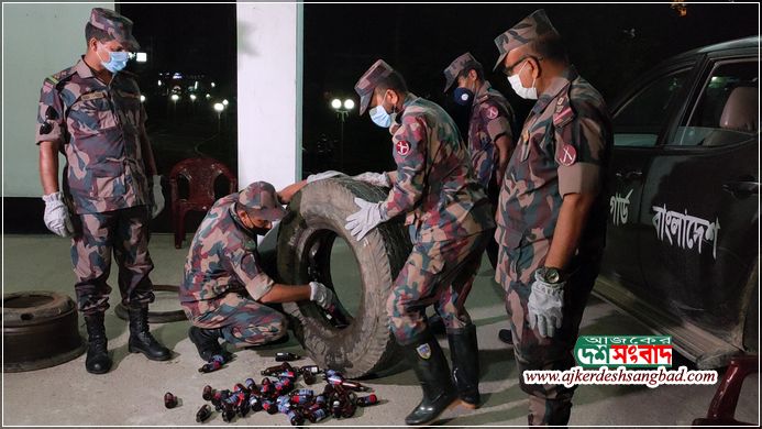 বেনাপোলে অভিনব কায়দায় পাচারের সময় টায়ারের ভেতর থেকে ফেনসিডিল উদ্ধার।