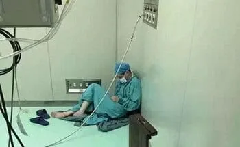 장기 집도 후 의사의 모습