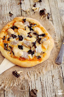 Pizza de butifarra, setas y alioli gratinado migrandiversion