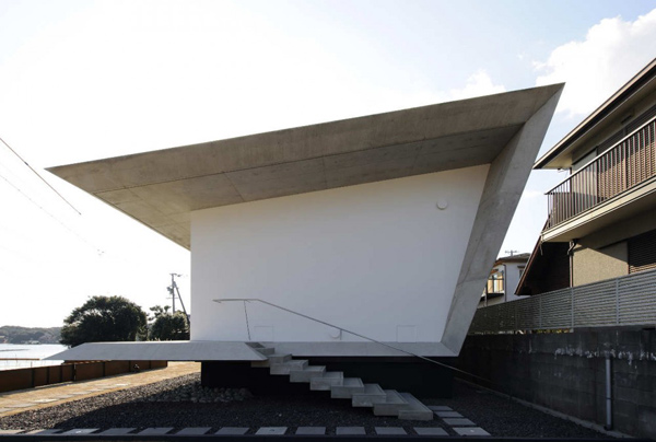 Japan Beach House Design: Contemporary Concrete