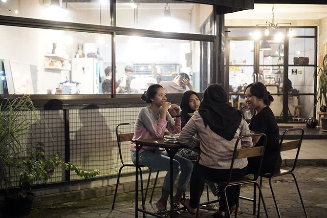 Pelanggan Monokopi di luar kedai