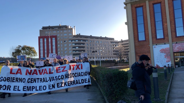 Manifestantes en el centro empresarial BIC Bizkaia Ezkerraldea