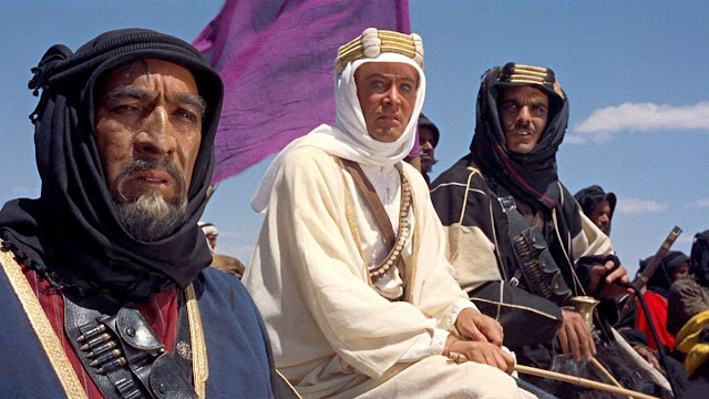 foto de cena de filme com Anthony Queen e Peter O Toole em Lawrence da Arabia