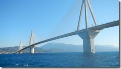 Blick auf die Antirrio Seite: Brücke in Erdbebengebiet ohne festen Boden!