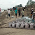 वाह रे बाढ़ विभाग ,मिट्टी से रोक रहा है मिट्टी की कटान ,ग्रामीणों में दहशत