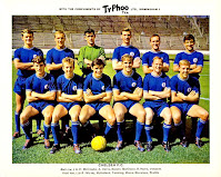 CHELSEA F. C. - Londres, Inglaterra - Temporada 1963-64 - Eddie McCreadie, Alan Harris, Peter Bonetti, John Mortimore, Ron Harris, Terry Venables; Bert Murray, Jimmy Mulholland, Bobby Tambling, Graham Moore, Frank Blunstone y Ken Shellito - 5º clasificado en la First Division inglesa