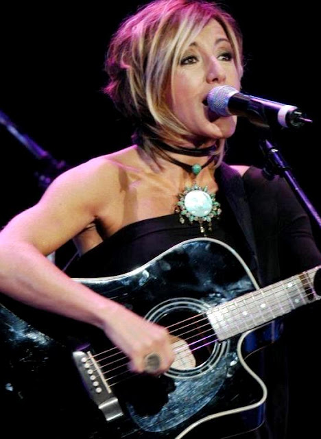 Foto de Ana Torroja cantando en concierto