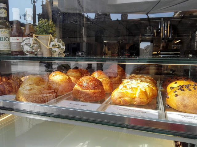 Colazione, Duomo di Catania, Catania, Gulien, recensioni, granita, pasticceria, brioche, croissant, healthy, salutistico