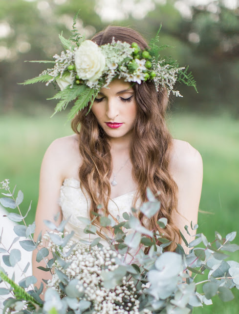 Wedding inspiration - Bridal photoshoot with floral crown, bold lip and vintage style