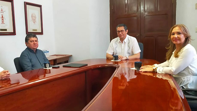 Gaspar Quintal explica al rector de la UADY iniciativa para la autonomía constituconal