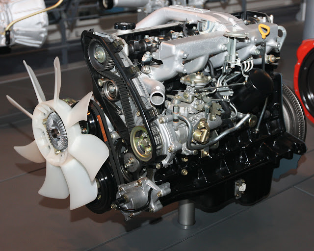 1989_Toyota_1HD-T_Type_engine_front