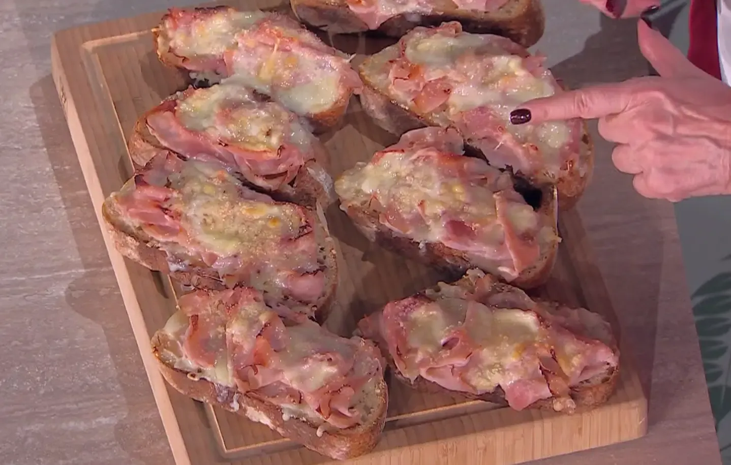 Crostoni di pane al prosciutto e formaggio di Fulvio Marino