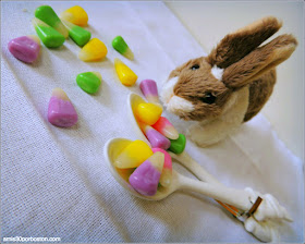 Conejo de Peluche y Candy Corn Típicos de Easter