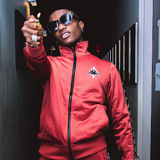 Wizkid bombarded organizers who give rewards to African acts behind the scenes | WATCH