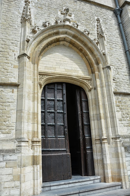 St Hermes church Ronse door