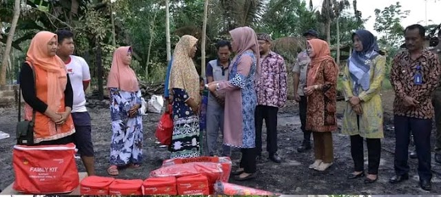 Ketua TP PKK Kabupaten Tebo Hj. Armayanti Aspan Menyerahkan Bantuan Korban Kebakaran di Kecamatan Rimbo ulu