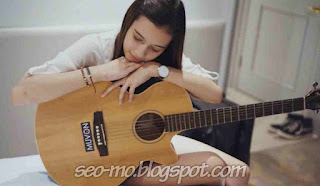 Foto Cantik Annette Edoarda Membawa Gitar