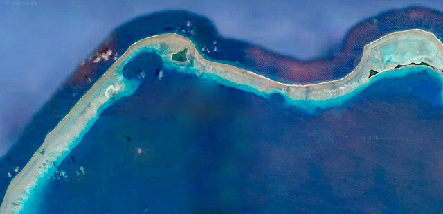 atollo visto dall'alto, bellissimo colore del mare blu azzurro
