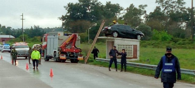 ¡INSÓLITO! Un auto terminó arriba de la garita de colectivos sobre la autovía 14