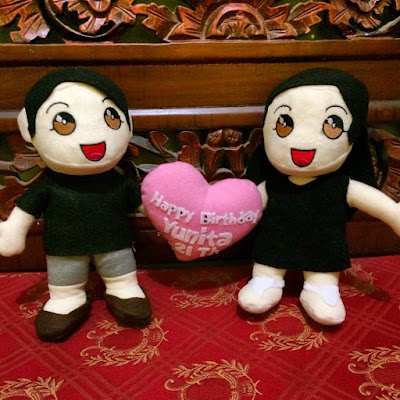 Boneka couple love sebagai hadiah ulang tahun romantis untuk pasangan tercinta