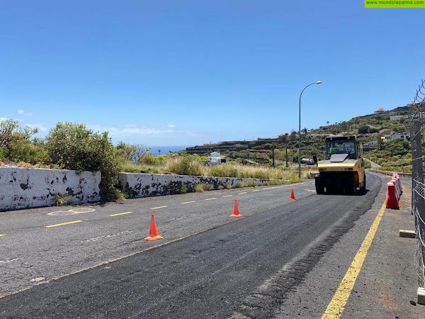 El Cabildo inicia los trabajos de reasfaltado en la carretera de La Grama