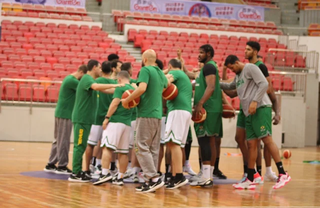 Equipe brasileira durante treino na China