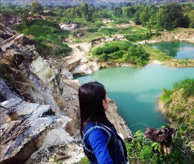 Pemandangan Telaga Biru dari atas tebing batu kapur.