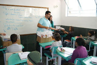  O Secretário Municipal de Educação, professor Leonardo Vasconcellos, fez questão de acompanhar pessoalmente a distribuição