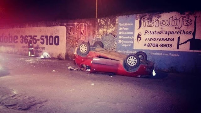 Veiculo se perde na Estrada da Ribeira e capota em Colombo