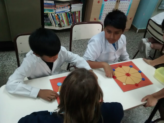 la imagen muestra  alumnos jugando 