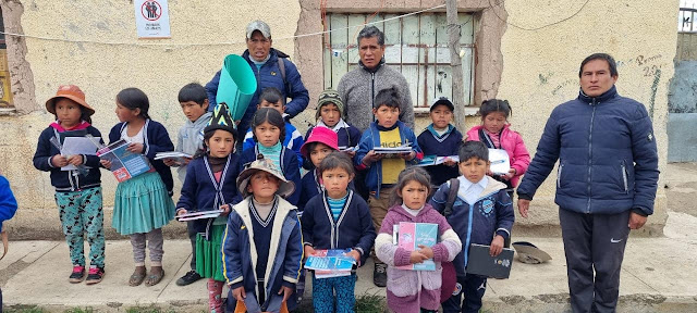 Fahrt zu den Bildungseinheiten von Puyo, Laguna, Choqe Cayara Alta, Choqe Cayara Baja, Caine und Bombori Bolivien. Wir sind am 16. März losgefahren, um die Schulsachen auszuliefern. Teil 01